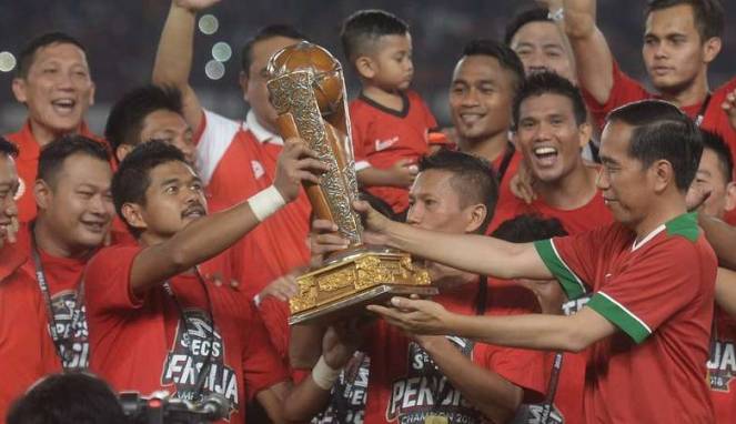 Saat Bepe Kehilangan Medali Juara Piala Presiden Pemain Persija Bambang Pamungkas Terima Trofi Piala Presiden Dari Jokowi